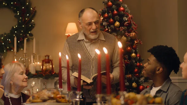 Drandfather Lee Biblia Cena Familiar Navidad Amplia Familia Diversa Que — Foto de Stock