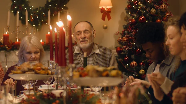Glad Stor Familj Ber Före Jul Sedan Börjar Äta Och — Stockfoto