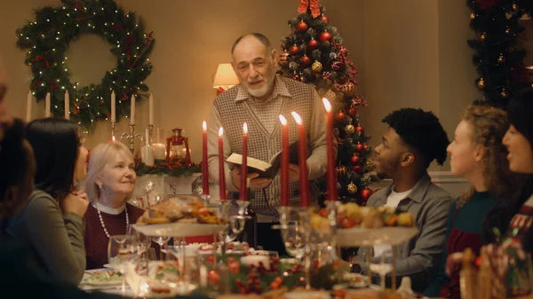 Drandfather Διαβάζει Βίβλο Στο Οικογενειακό Χριστουγεννιάτικο Δείπνο Ευτυχισμένη Μεγάλη Οικογένεια — Φωτογραφία Αρχείου