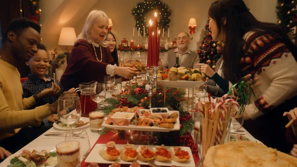 Ευτυχισμένη Μεγάλη Οικογένεια Κάθεται Στο Τραπέζι Και Γιορτάζει Χριστούγεννα Την — Φωτογραφία Αρχείου