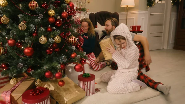 Χαρούμενα Καυκάσια Οικογένεια Ανοίγουν Δώρα Πρωί Των Χριστουγέννων Κάτω Από — Φωτογραφία Αρχείου