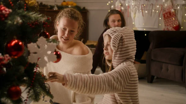 Νεαρό Κορίτσι Ήπια Πιτζάμα Επιλέγοντας Μπάλες Και Διακόσμηση Χριστουγεννιάτικο Δέντρο — Φωτογραφία Αρχείου