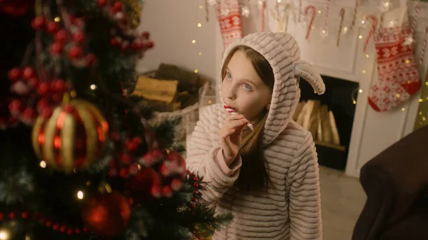 Νεαρό Κορίτσι Ήπια Πιτζάμα Έρχεται Στο Χριστουγεννιάτικο Δέντρο Γλείφει Καραμέλα — Φωτογραφία Αρχείου