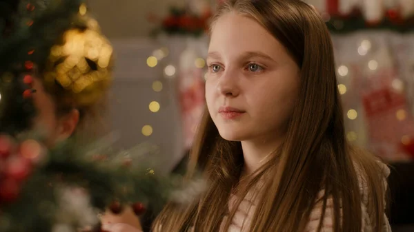 Νεαρό Κορίτσι Διακοσμεί Χριστουγεννιάτικο Δέντρο Μπάλες Και Παιχνίδια Οικογένεια Προετοιμασία — Φωτογραφία Αρχείου