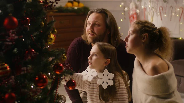 Familjen Sitter Tillsammans Vardagsrummet Och Dekorerar Julgran Med Grenar Blinkande — Stockfoto