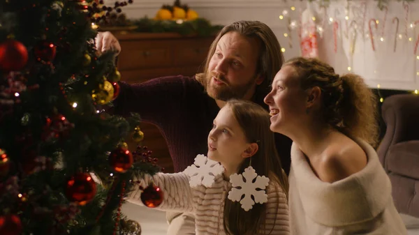 Familjen Sitter Tillsammans Vardagsrummet Och Dekorerar Julgran Med Grenar Blinkande — Stockfoto