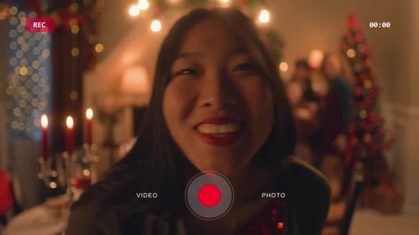 Aziatische Vrouw Zet Timer Camera Telefoon Gelukkige Multi Culturele Familie — Stockvideo