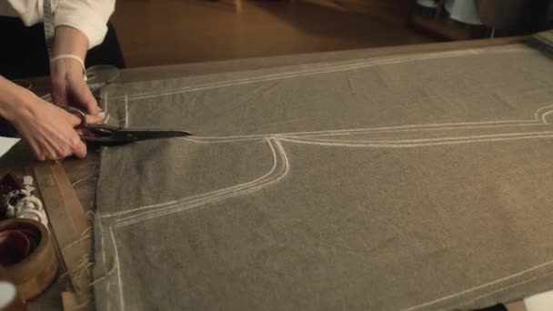 Επαγγελματική Θηλυκό Ράφτη Κόβει Ύφασμα Σύμφωνα Σκίτσο Χρησιμοποιώντας Ψαλίδι Για — Αρχείο Βίντεο