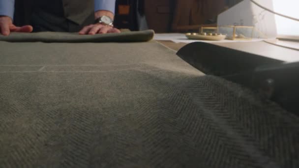 Close Shot Tailor Cutting Textile According Sketch Using Scissors Sewing — Vídeo de Stock