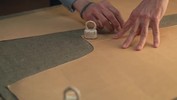 Αρσενικό Ράφτης Σχεδιάζει Σκίτσο Ύφασμα Χρησιμοποιώντας Στένσιλ Χαρτί Και Σαπούνι — Αρχείο Βίντεο