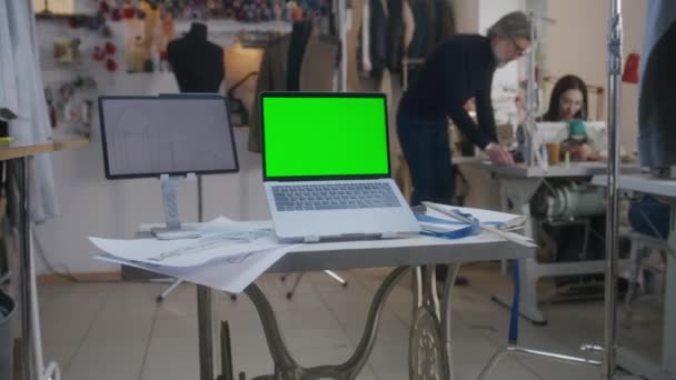 Laptop Green Screen Chromakey Digital Tablet Computer Sketch Table Atelier — Stockvideo