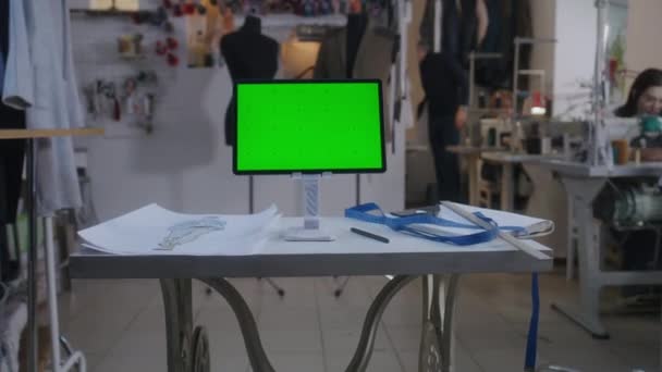 Digital Tablet Computer Green Screen Chromakey Standing Table Atelier Workshop — Vídeo de stock