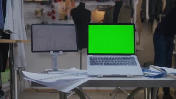 Dolly Shot Laptop Dengan Layar Hijau Dan Komputer Tablet Digital — Stok Video