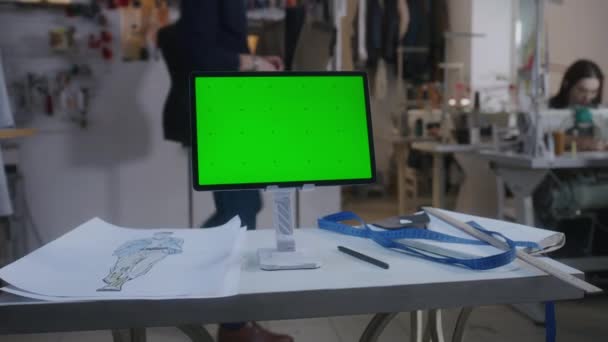 Ψηφιακός Υπολογιστής Tablet Πράσινη Οθόνη Chromakey Στέκεται Στο Τραπέζι Στο — Αρχείο Βίντεο