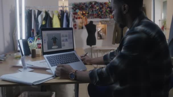 African American Fashion Designer Develops Clothes Design Modeling Program Laptop — Stockvideo