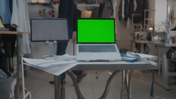 Dolly Shot Laptop Dengan Kromakey Dan Komputer Tablet Digital Dengan — Stok Video