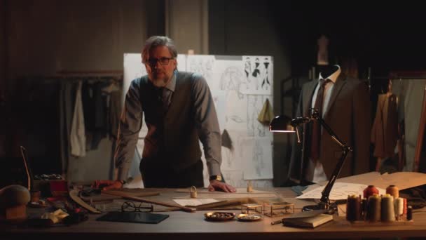 Άνδρας Ώριμος Ράφτης Εργάζεται Πολυτελές Σχεδιαστής Ατελιέ Στούντιο Ραπτικής Κοιτάζει — Αρχείο Βίντεο