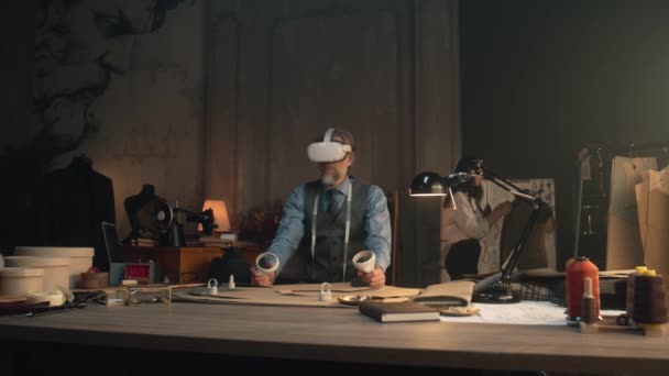 Άνδρας Ράφτης Ακουστικά Ασύρματα Χειριστήρια Κάθεται Στο Τραπέζι Πολυτελές Στούντιο — Αρχείο Βίντεο