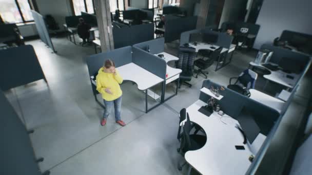 現代のオフィスで働いていて コンピュータとテーブルに座っている人々 廊下を歩いている同僚 女性は電話で話し 同僚とプロジェクトについて話し合う 防犯カメラの撮影 経過時間 — ストック動画