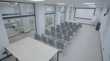 İş merkezindeki ofis odasındaki kamera görüntüsü. Modern okul odasının ışıklarını açmak ya da iş gününün başında ders çalışmak ve konferans salonu açmak. İzleme ve güvenlik kavramı. Güvenlik kameraları.