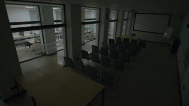 İş merkezindeki ofis odasındaki kamera görüntüsü. Modern okul odasının ışığını açmak ya da sandalye ve yemek ile çalışma ve konferans odasını açmak. İzleme ve güvenlik konsepti. Güvenlik kameraları.