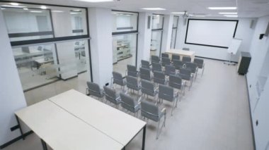 İş merkezinin ofisindeki güvenlik kamerasından görüntüler. Çalışma odasının ışıklarını kapatmak ya da çalışma odasının ve konferans salonunun çalışma gününün sonunda kapanması. İzleme, CCTV ve güvenlik konsepti.