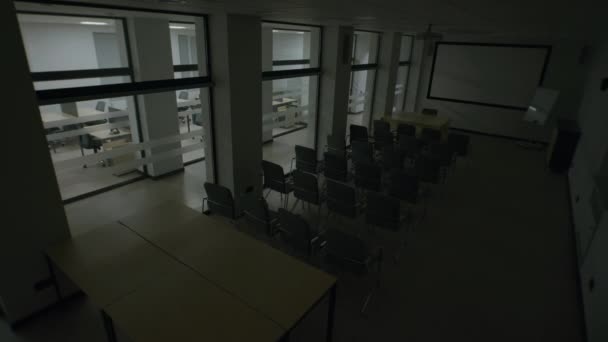 ビジネスセンターオフィスルームのCctvカメラからの眺め 近代的な学校の部屋や勉強や椅子やボードと会議室で光をオンにします 監視とセキュリティの概念 防犯カメラ — ストック動画