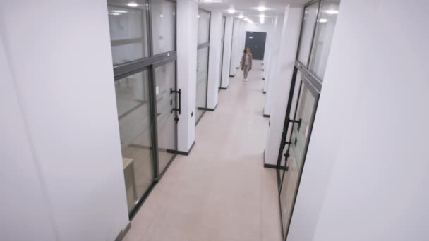Merkezindeki Güvenlik Kameralarından Görüntü Kadın Erkek Koridorda Yürür Sonra Durur — Stok video
