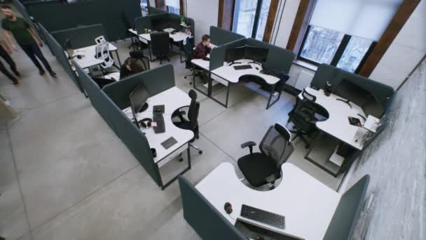 オフィスで働いてる 同僚はコンピュータとテーブルのそばに座っている 廊下を歩き スタートアップ計画を議論する労働者 女性は電話でチャットする 営業センターでの勤務 防犯カメラのショット — ストック動画