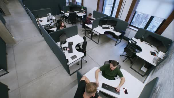 在办公室工作的成功人士 同事们和计算机坐在桌旁 夫妻二人谈论着创业女人在智能手机里聊天在商务中心的工作日 安保摄像头拍摄 — 图库视频影像