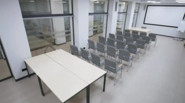 İş merkezindeki ofis odasındaki güvenlik kameralarının görüntüsü. Modern okul odası ya da çalışma odası ve sandalyeli konferans odası. İnsanlar koridorda yürüyor. İzleme ve güvenlik konsepti. Güvenlik kamerası.