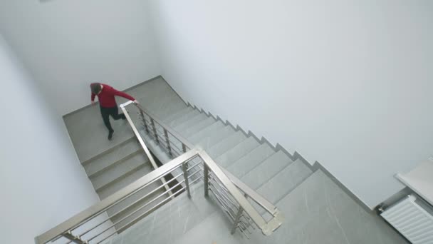在现代商业中心的楼梯飞行时 从闭路电视摄像头观看 同事们上楼去讨论工作 跟踪系统 监控和安全的概念 安保摄像头拍摄 — 图库视频影像