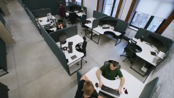 Erfolgreiche Menschen Die Büro Arbeiten Mitarbeiter Sitzen Tischen Mit Computern — Stockvideo