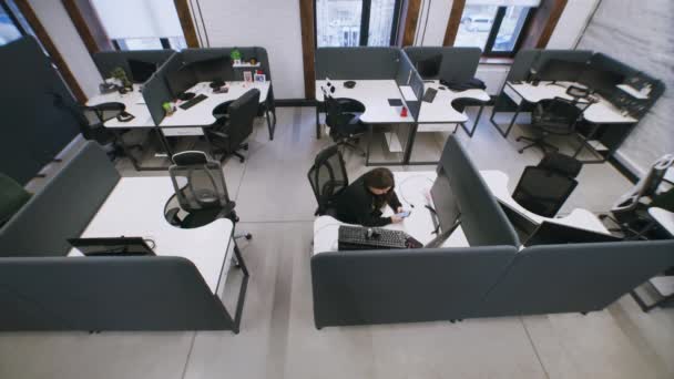 在商务办公室工作 坐在电脑桌旁的人 女商人通过电话聊天 成年男子来到并坐在工作场所 戴着耳机 开始工作 安全摄像头拍摄 — 图库视频影像