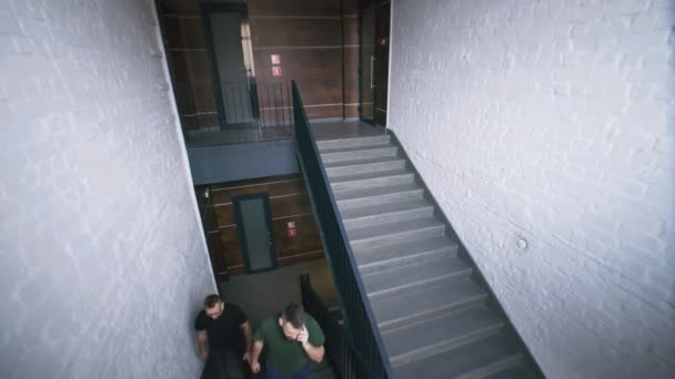 Munkatársak Felmennek Felső Emeletre Felnőtt Férfi Telefonon Beszél Üzletemberek Lépcsőznek — Stock videók
