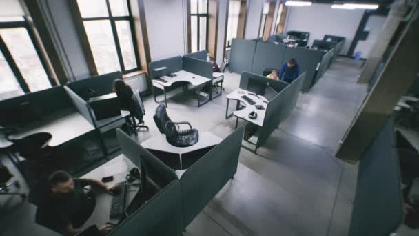Widok Kamery Bezpieczeństwa Osób Pracujących Biurze Nowoczesnym Designem Siedzących Przy — Wideo stockowe