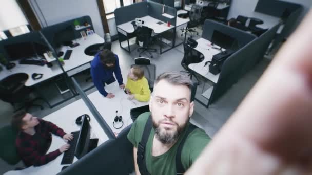 現代的なデザインのオフィスで働き コンピュータとテーブルに座って成功した人々 ラップトップで画像を見て セキュリティカメラをオンにして設定するカップルの力学 防犯カメラのショット — ストック動画