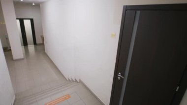 Takım elbiseli başarılı iş adamı koridorda yürüyor. İş arkadaşları lobide modern tasarım ile buluşuyor, girişimi veya proje planını tartışıyor ve birlikte çalışmaya gidiyorlar. Güvenlik kamerası ve CCTV.