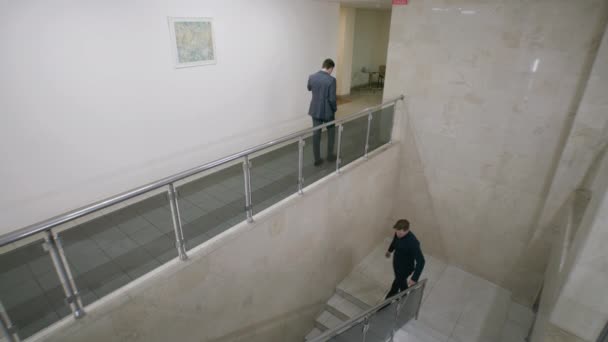 Businessman Elegant Suit Walks Corridor Talks Phone Work Successful Man — Αρχείο Βίντεο