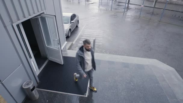 ビジネスセンターの入り口に出てくる人たち 監視技術 監視屋外 追跡システム 社会的安全の概念 雨の日だ 防犯カメラの撮影 — ストック動画