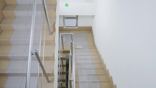 Деловые Люди Ходят Служебной Лестнице Мультиэтнические Коллеги Идут Между Этажами — стоковое видео