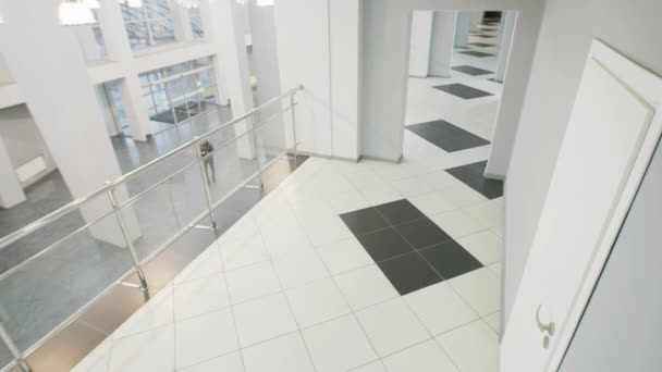 Diverses Personnes Marchent Dans Couloir Bureau Moderne Centre Affaires Technologies — Video