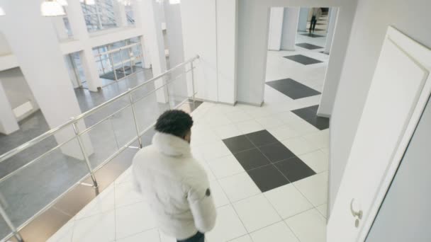 Diverse Mensen Lopen Door Gang Modern Business Center Kantoor Observatie — Stockvideo