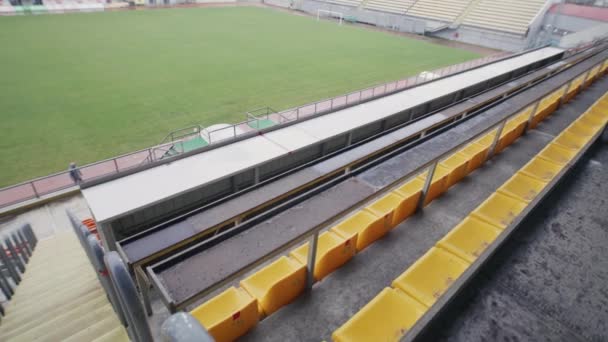 Amatorskie Stadion Piłkarski Trawy Trybuny Fanów Kamera Obserwacyjna Obraca Się — Wideo stockowe