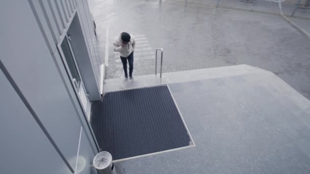 Menschen Die Den Eingang Des Geschäftszentrums Gehen Und Kommen Beobachtungs — Stockvideo