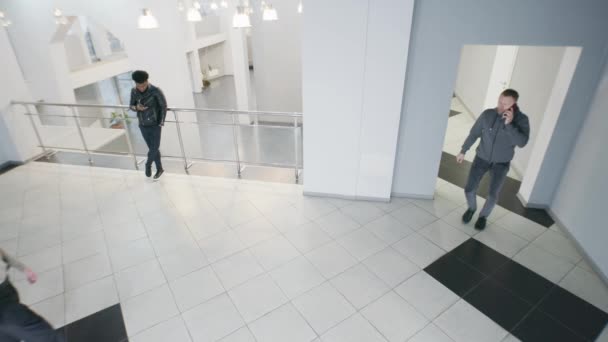Colleghi Che Camminano Incontrano Nella Hall Del Centro Business Uomo — Video Stock