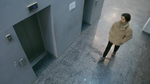 大人の男は 現代のオフィスビルで壊れたエレベーターを呼び出し 呼び出しボタンを押して階段に行きます 監視技術 社会的安全の概念 プライバシー 防犯カメラの撮影 — ストック動画