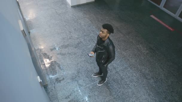 アフリカ系アメリカ人の男は ビジネスセンターで壊れたエレベーターを呼び出し 呼び出しボタンを押して逃げ出そうとします 監視技術 社会的安全の概念 プライバシー 防犯カメラの撮影 — ストック動画