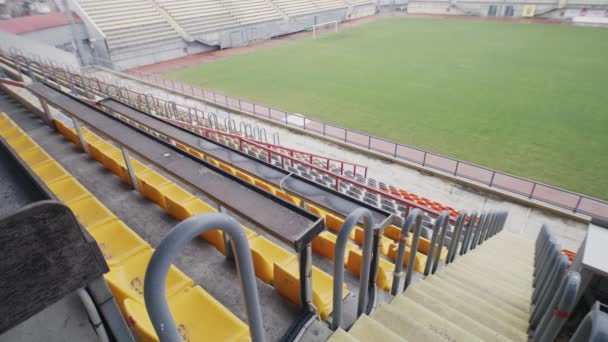 Estádio Futebol Amador Com Campo Grama Tribunos Fãs Câmera Vigilância — Vídeo de Stock