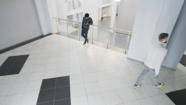 Gente Negocios Caminando Vestíbulo Del Edificio Hombre Afroamericano Pie Mensajes — Vídeo de stock